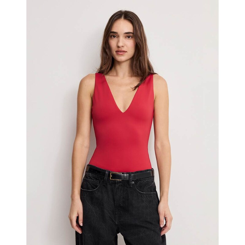 Good American sculpting v neck bodysuit in ruby red
