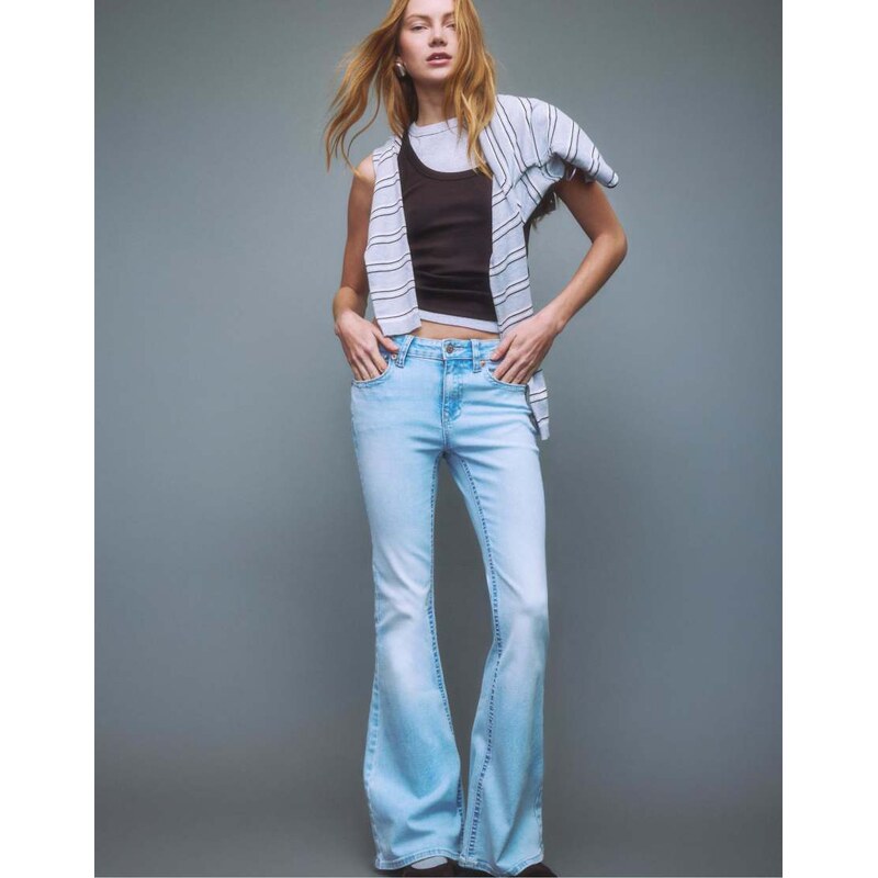 Stradivarius D04 low rise flared jeans in medium light blue denim 113020496
