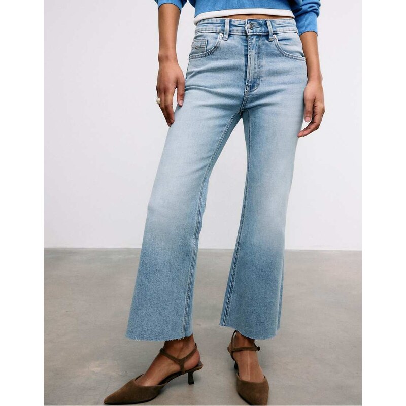 Stradivarius D78 cropped flared jeans in light bleach-Blue 113020524