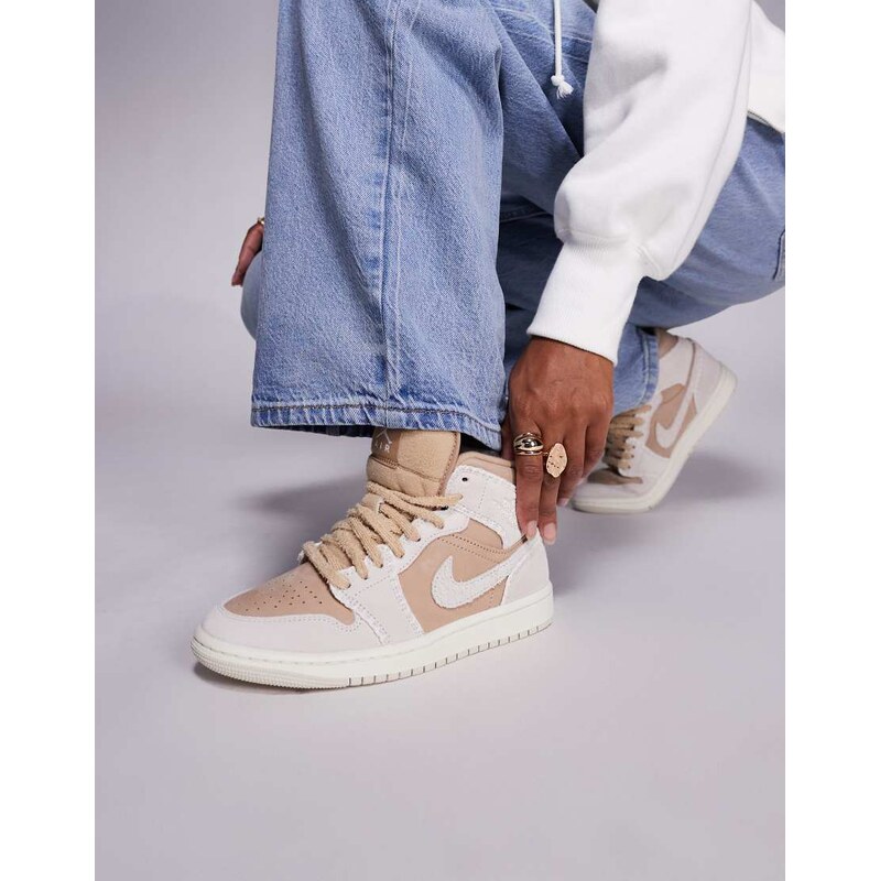 Nike Air Jordan 1 Mid trainers in beige-Neutral