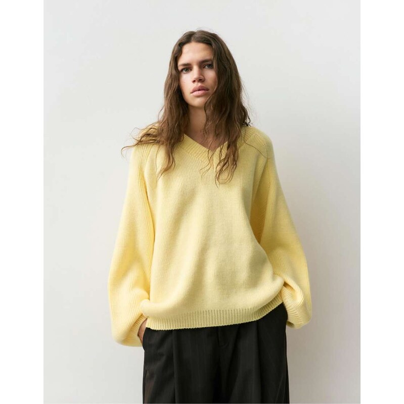 Pull&Bear Oversize asymmetric hem jumper in yellow 113062644