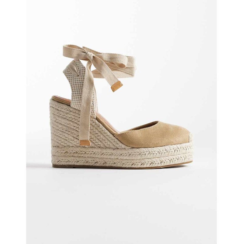 ASOS DESIGN Tyra closed toe wedges in sand-Neutral