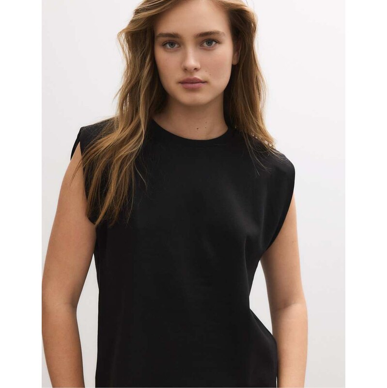 Stradivarius Basic t-shirt with padded shoulders in black 113268866