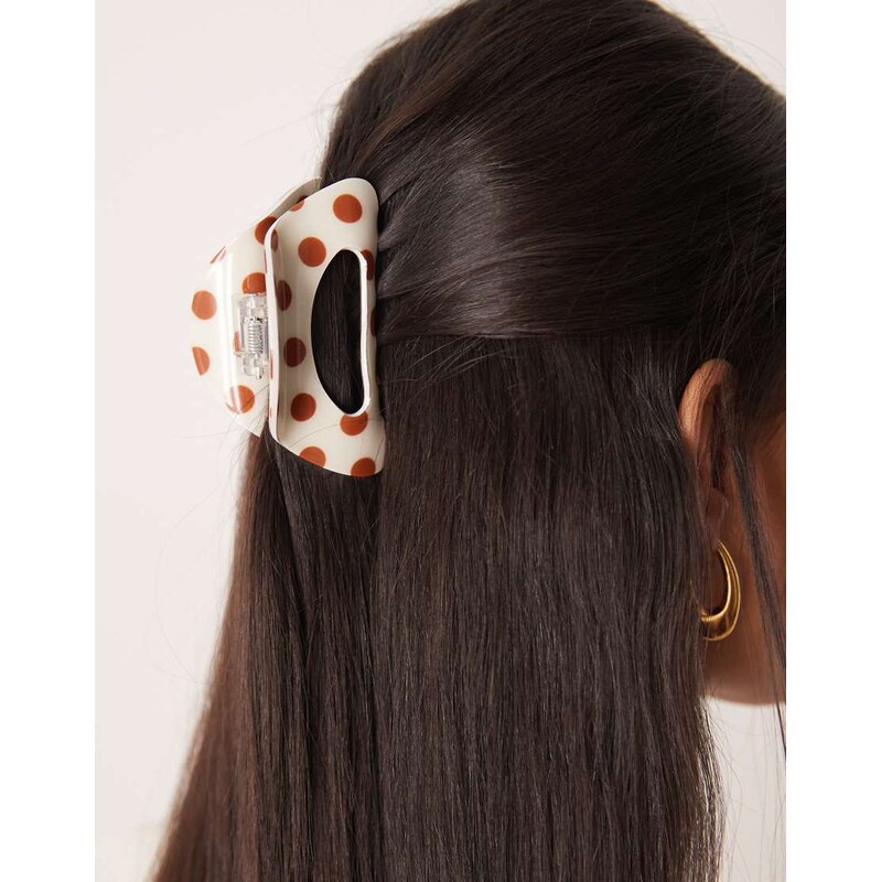 Sui Ava cloud medium size polka dot hair claw in brown and white 113338502