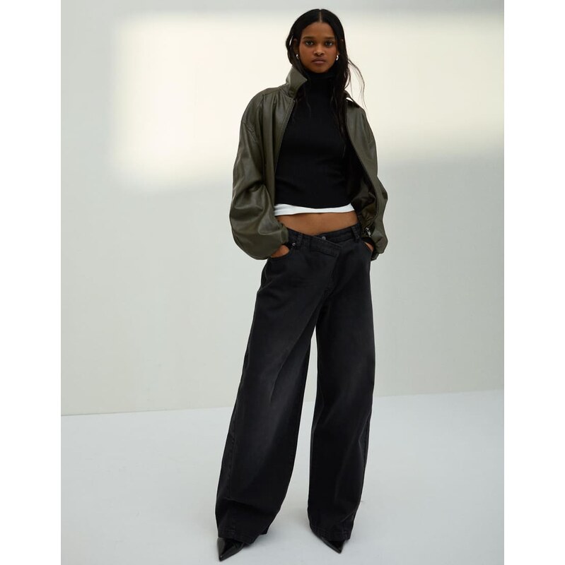 Bershka Barrel-leg trousers in black 113291216