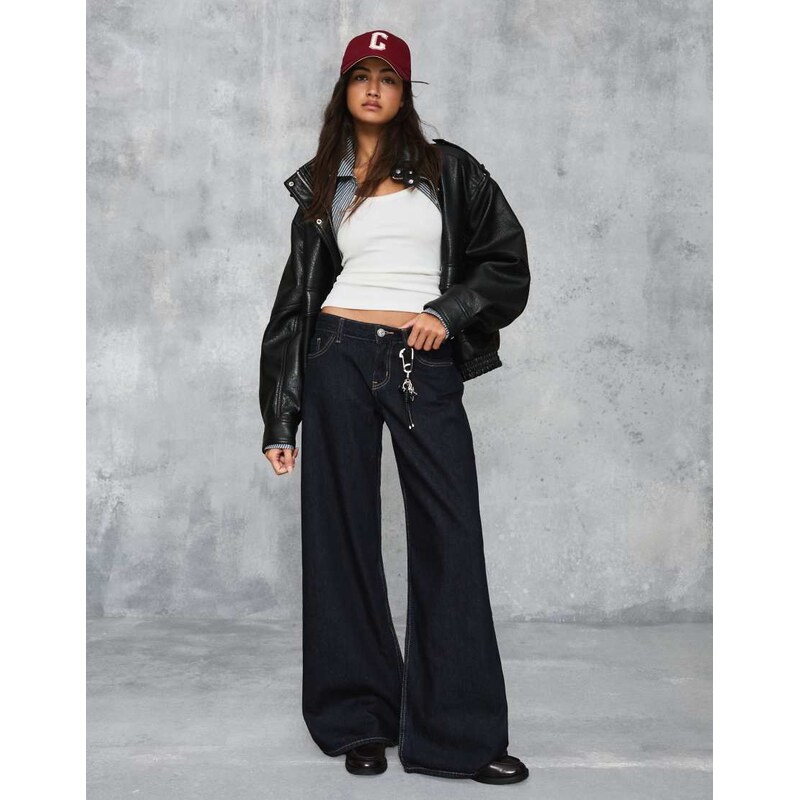 Bershka Low-rise wide-leg jeans in blue-Navy