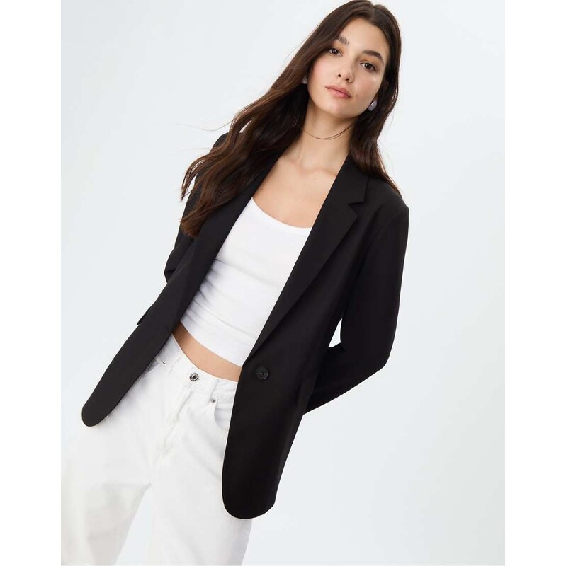 Stradivarius Regular fit blazer in black 113405406