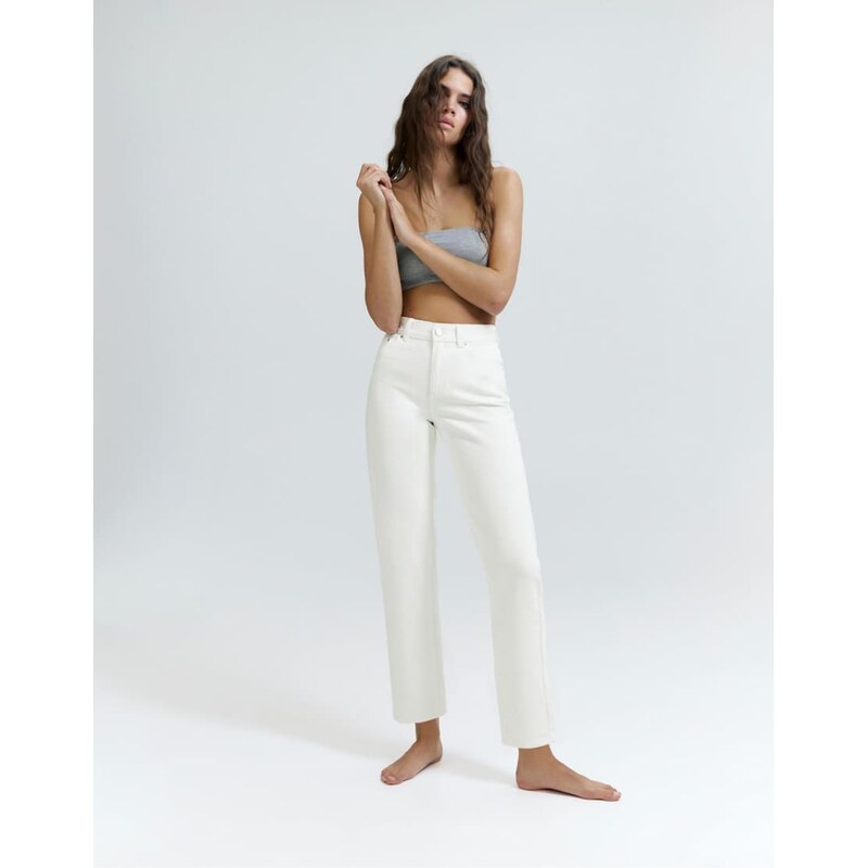 Pull&Bear High-waist mom fit jeans in white