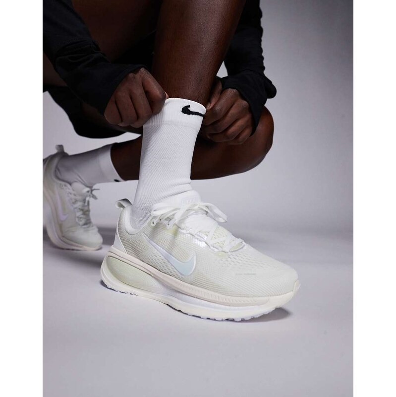 Nike Running Vomero 18 trainers in white