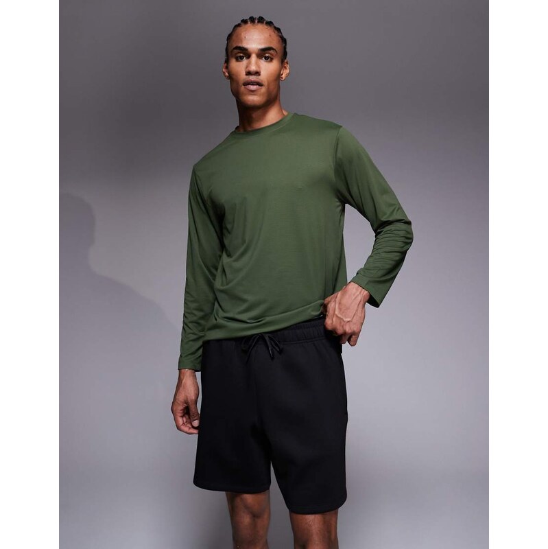 4505 performance sweat shorts with zip pockets in black