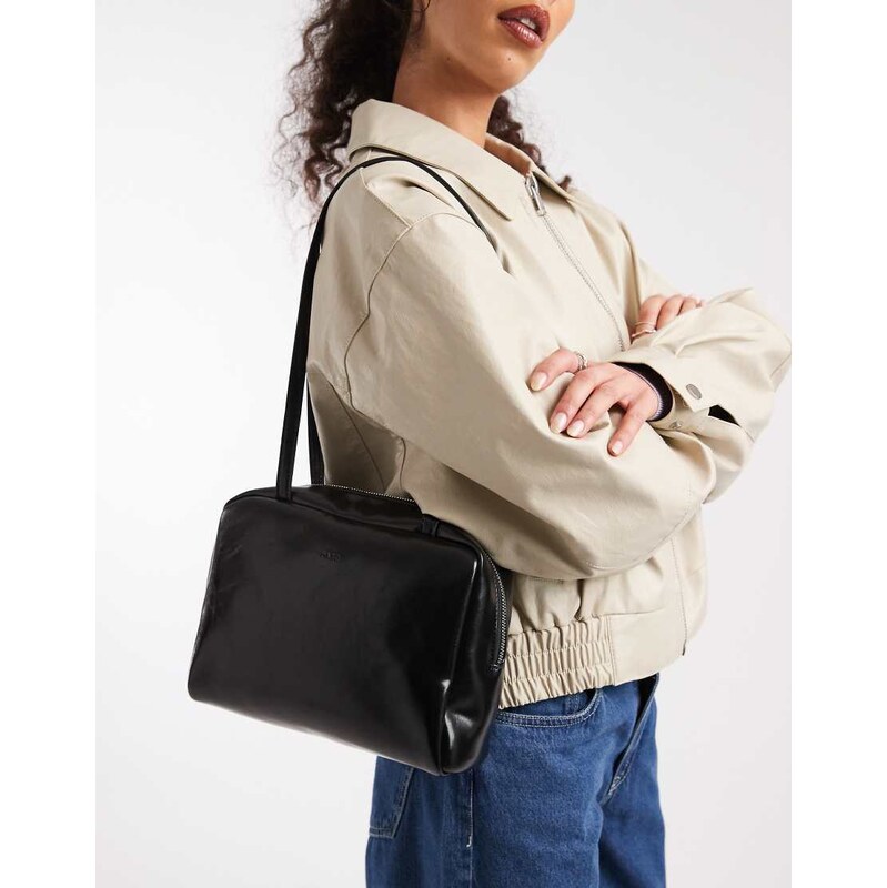 PASQ 90s minimal bowling bag in black 113494572