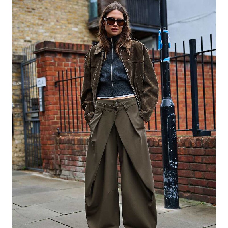 Bershka Petite barrel trousers with pleats in beig-Brown