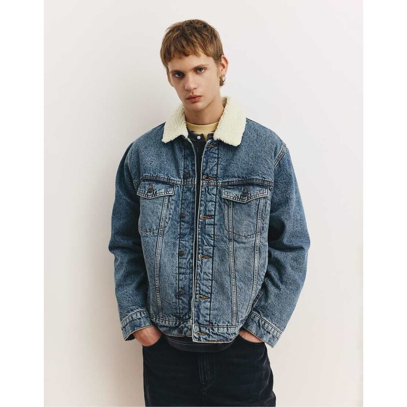 Pull&Bear Denim jacket with faux shearling collar in medium blue