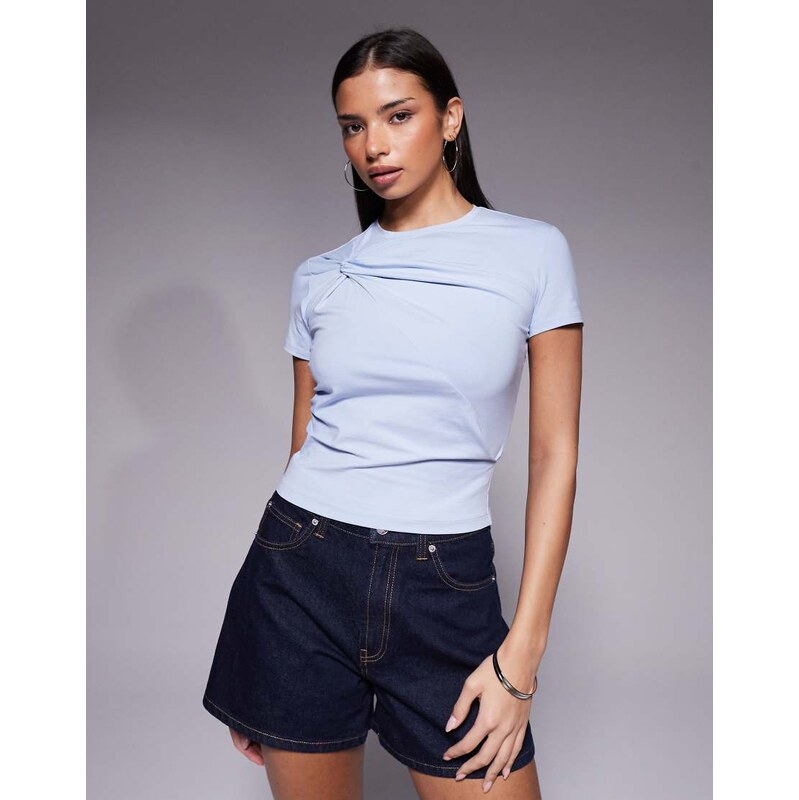 Good American sculpting twist tee in sky blue