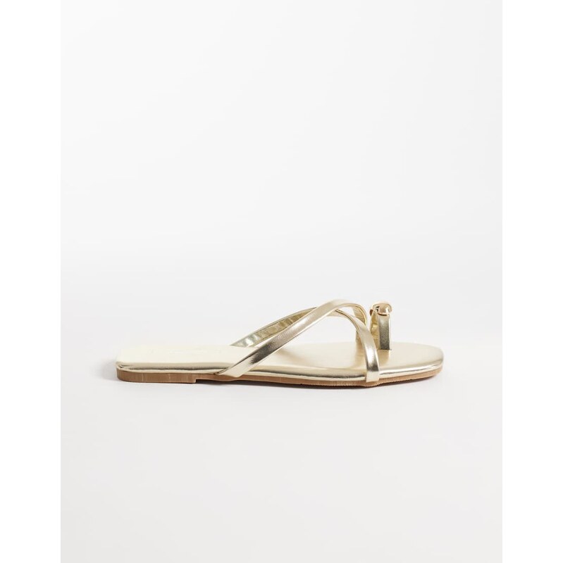 Glamorous flat sandals with toe ring in gold 113668504