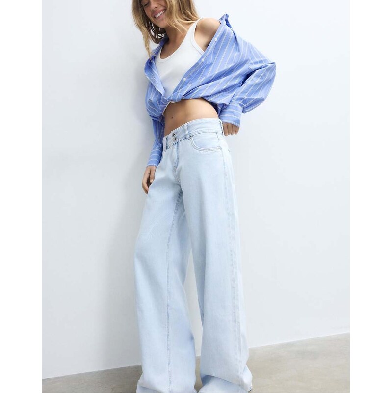 Stradivarius Low-rise double-button jeans in light bleach-Blue