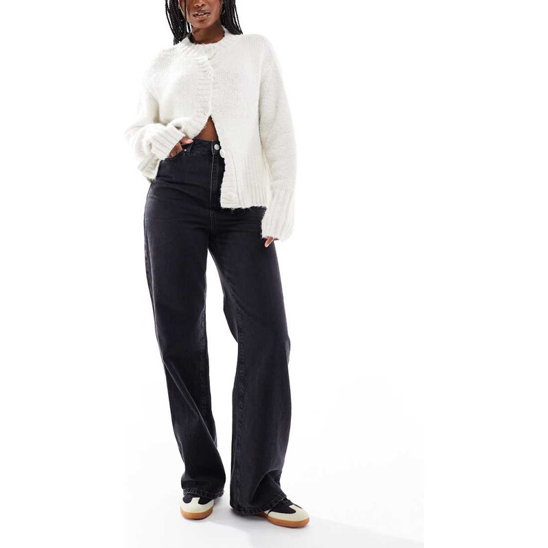 New Look Adalae wide leg jeans in black 113668564