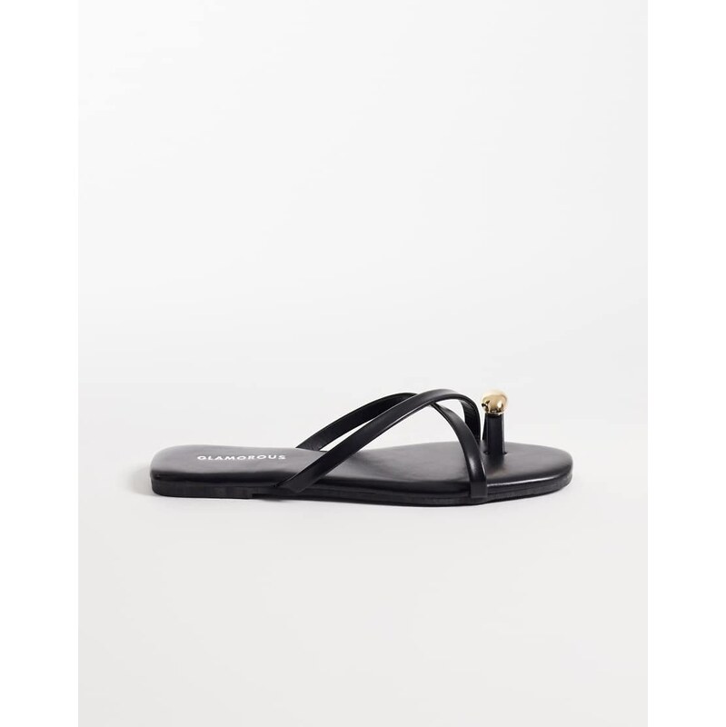 Glamorous flat sandals with toe ring in black 115517028