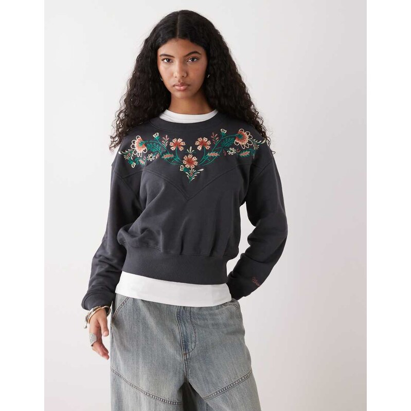 Wrangler embroidered sweater in black 113691420