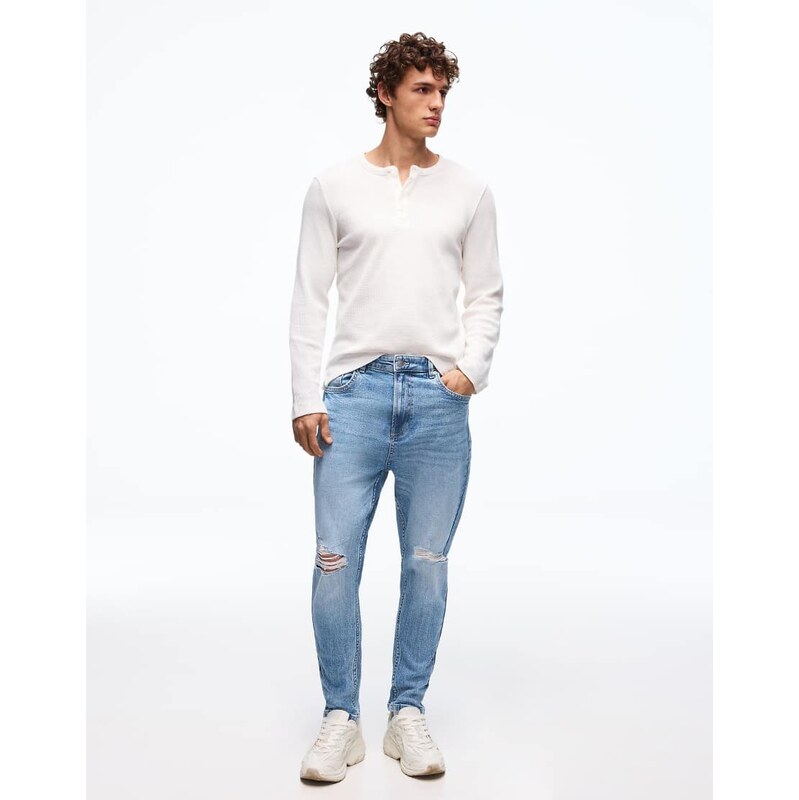 Bershka Ripped carrot fit jeans in light bue-Blue
