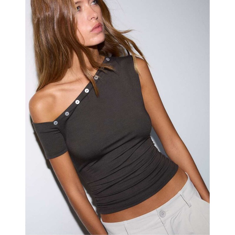 Stradivarius Asymmetric button t-shirt in brown 114082730