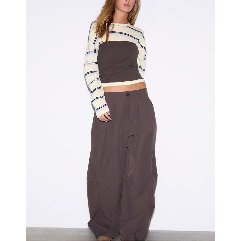 Stradivarius Barrel smart trousers in brown 114082740