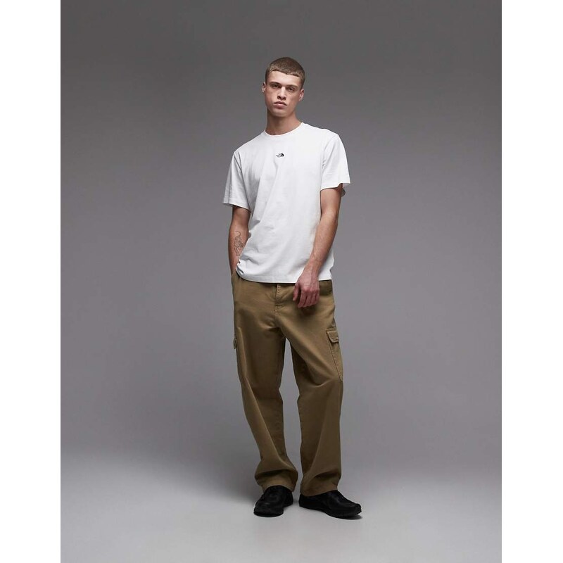 The North Face Essential central logo t-shirt in white - WHITE
