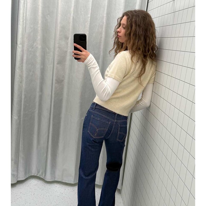 Bershka Petite low waist bootcut jeans in blue-Navy