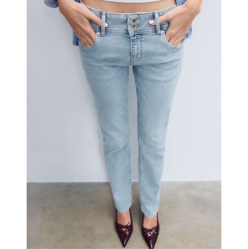 Stradivarius Low-rise slim fit jeans in medium light blue denim