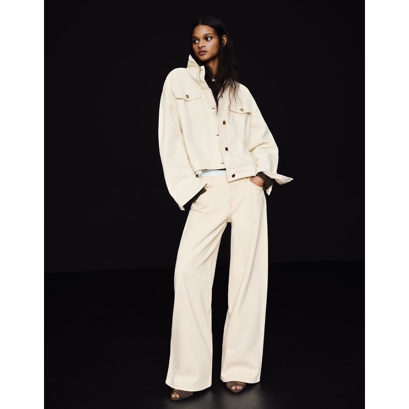 Bershka Boyfriend jeans in ecru-White