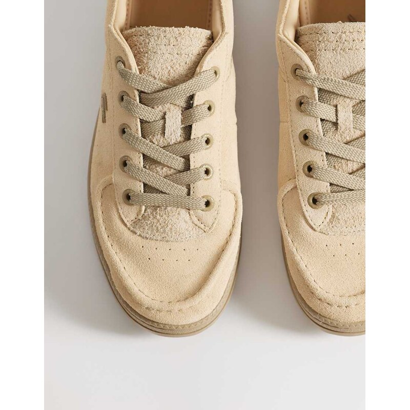 Lacoste Umpire logo trainers in beige-Neutral