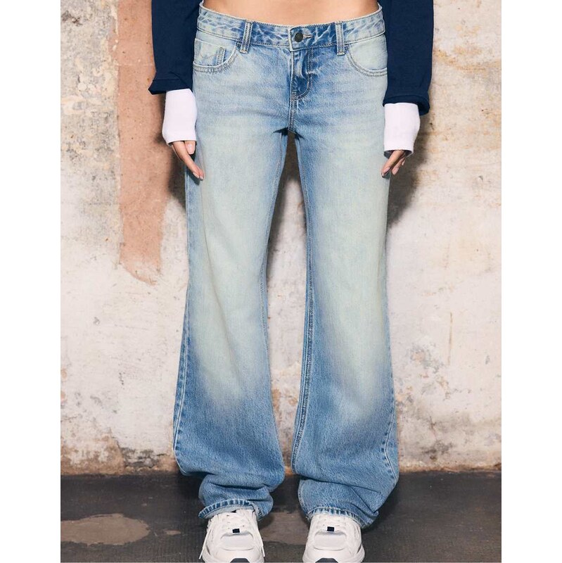 Stradivarius Low-rise straight leg jeans in medium light blue