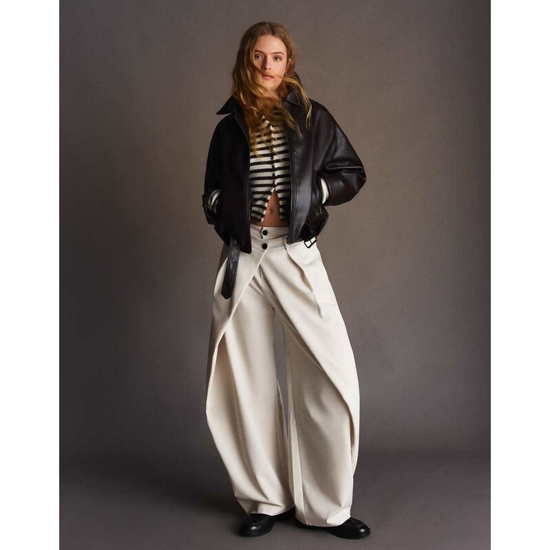 Bershka Barrel trousers with pleats in ecru-White