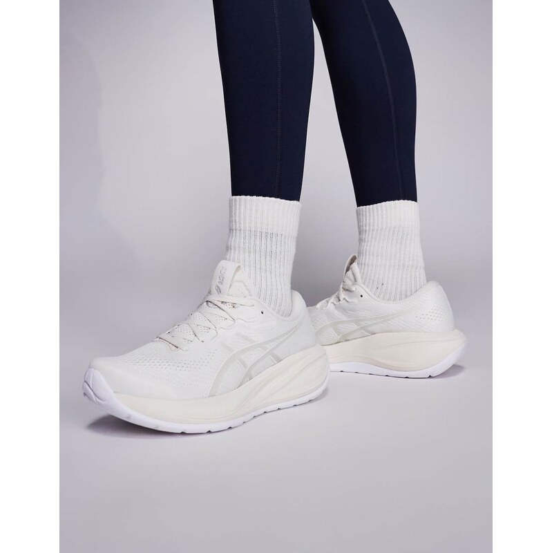 Asics Gel-Cumulus 28 running trainers in cream and glacier grey-White 114584450