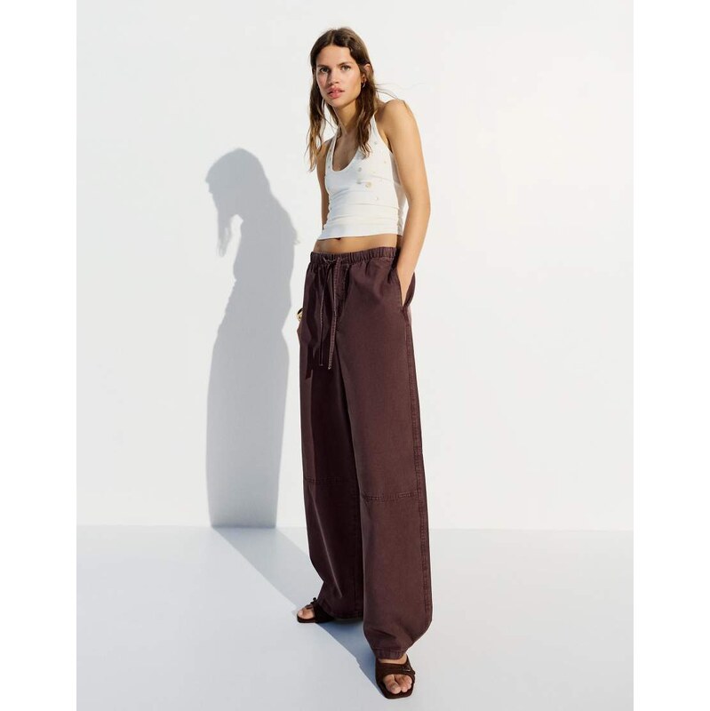 Bershka Low-rise wide balloon jeans in brown