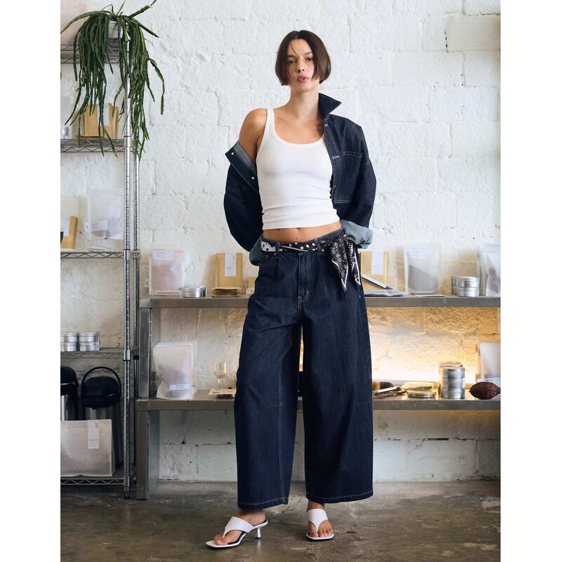 Bershka Cropped barrel jeans in denim blue