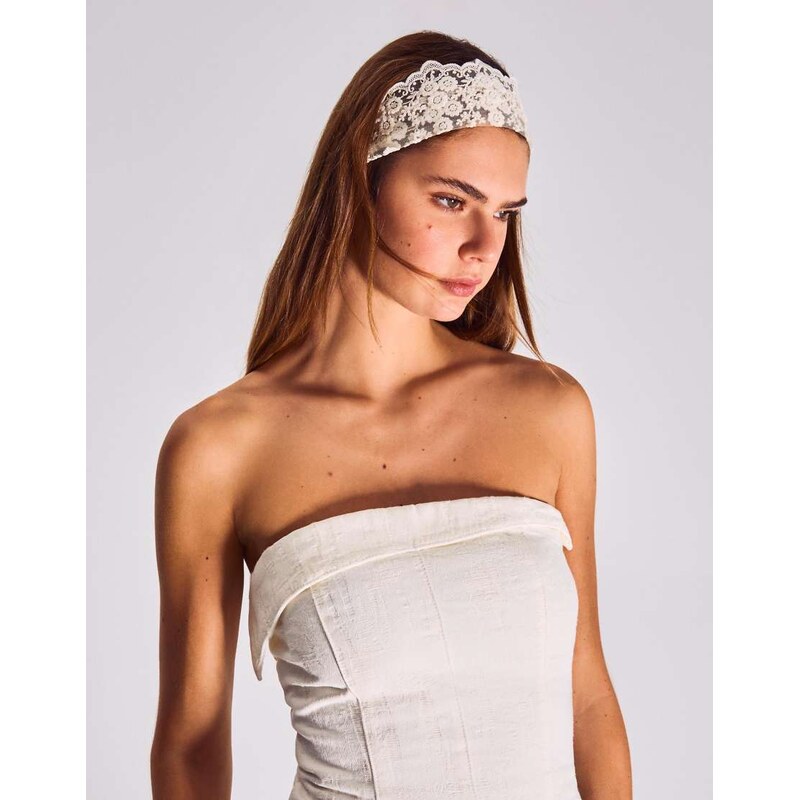 Bershka Embroidered hair band in ecru-White 114584717