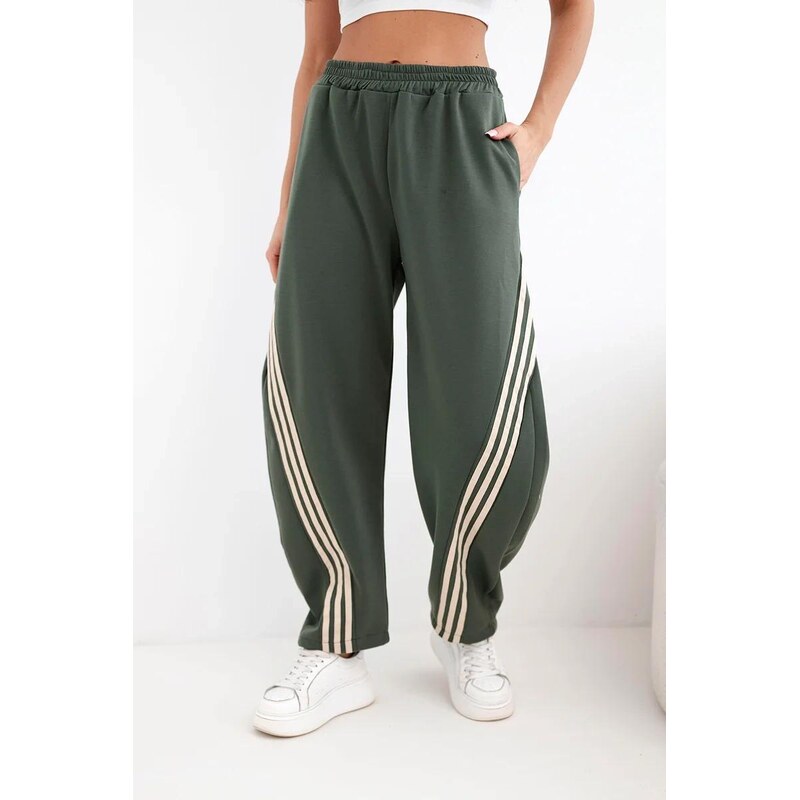 MladaModa Viskózové tepláky s pruhy po bocích model 7819 barva khaki 114428197