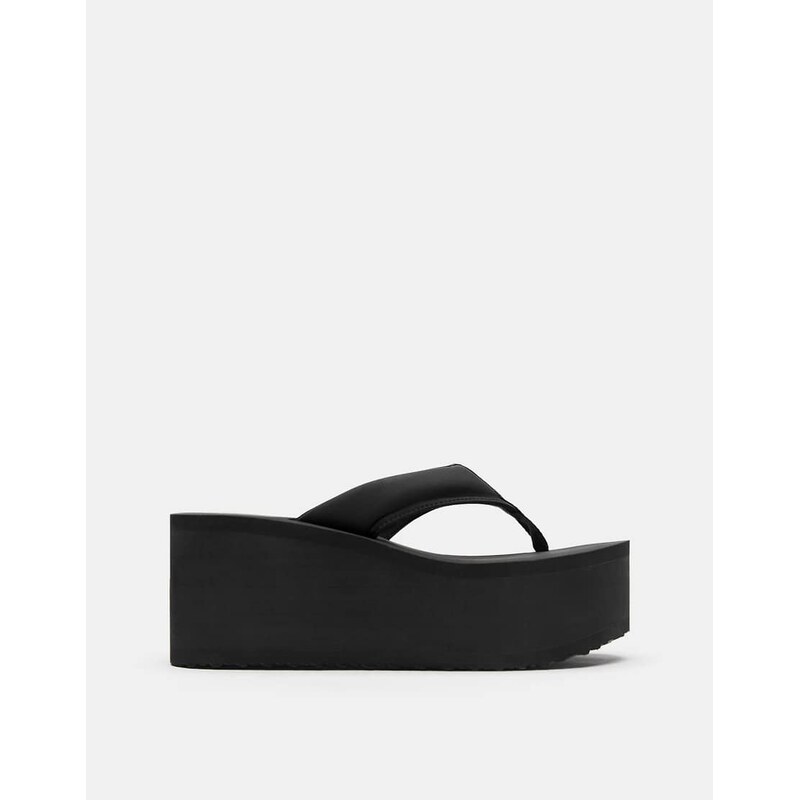 Pull&Bear Thong flatform wedge in black in black 114688347
