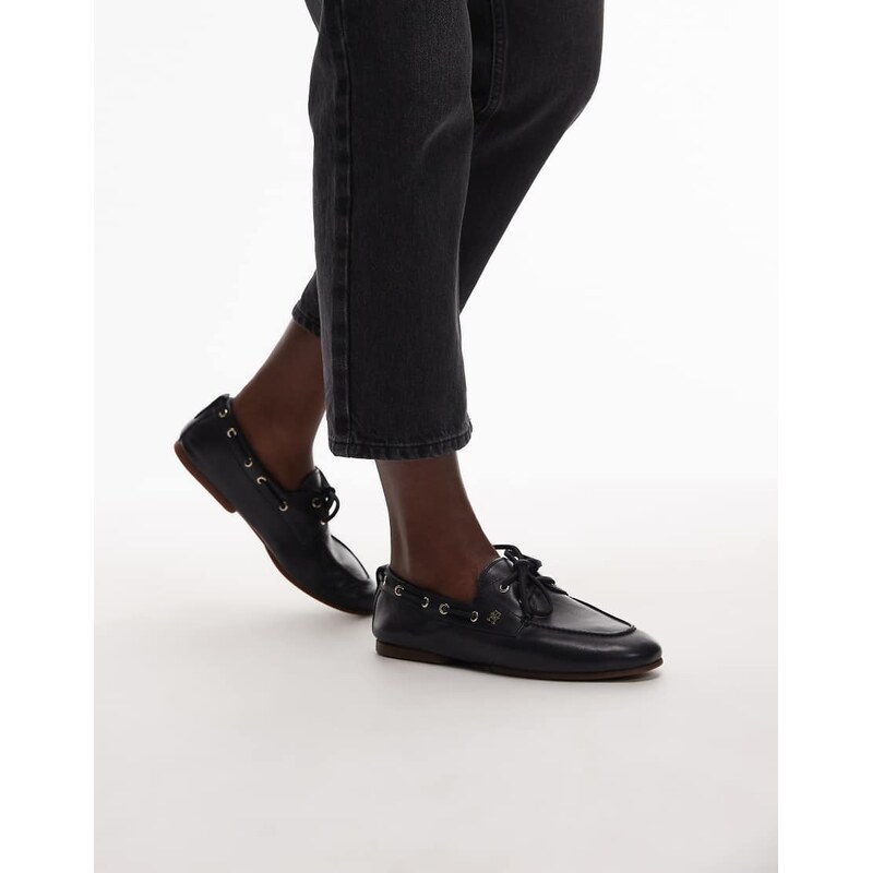 Tommy Hilfiger sleek leather boat shoe in navy-Blue