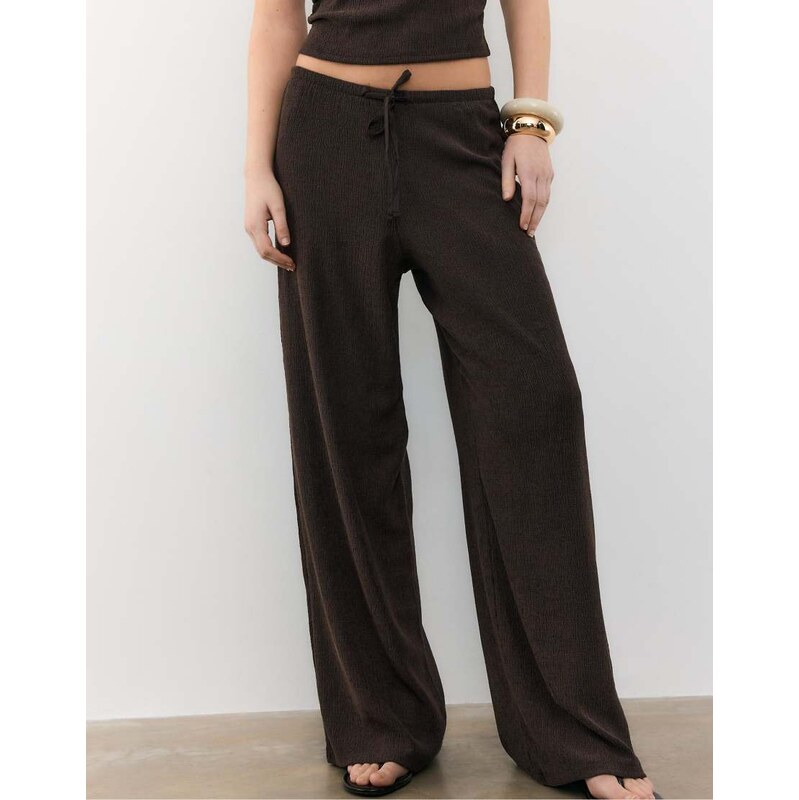 Stradivarius Flowing creased-effect trousers in brown 114699205