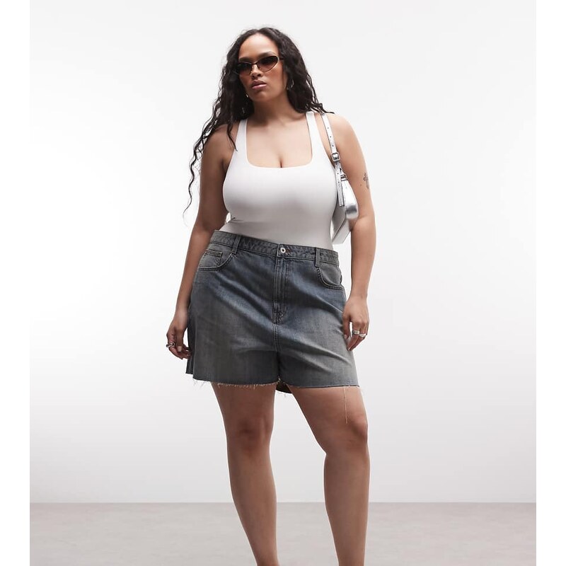 COLLUSION Plus raw hem mom short in lightwash-Blue