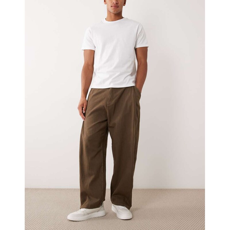 Bershka Super baggy trousers linen blend in brown - BROWN