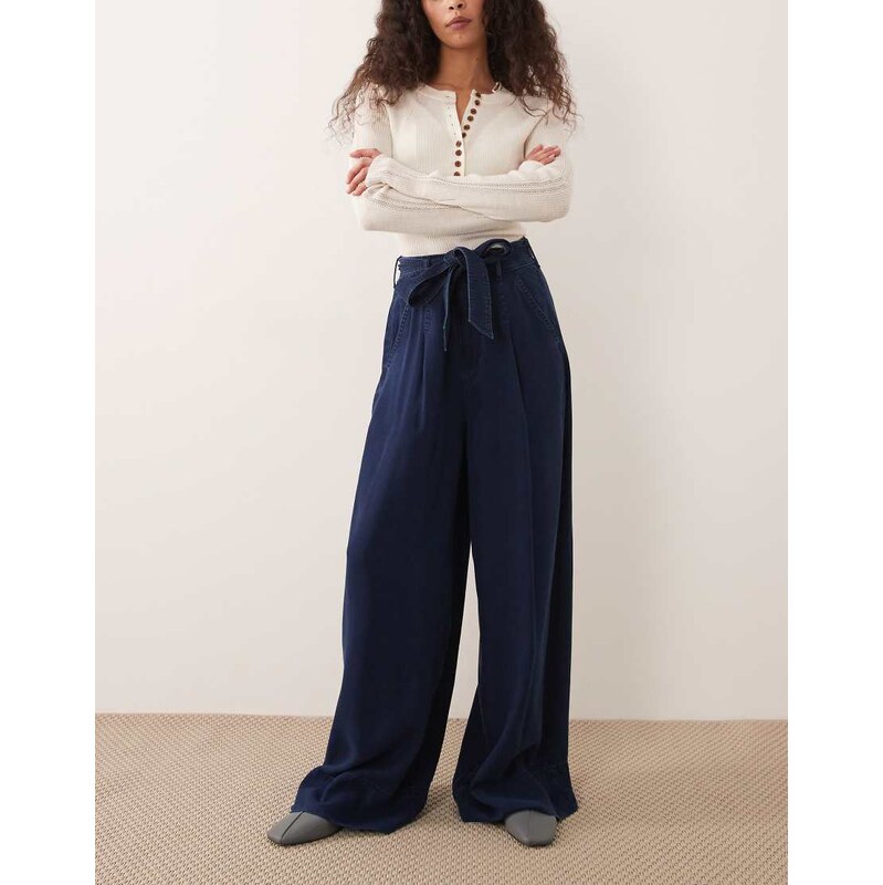 Lee pleated wide leg jeans in mid blue