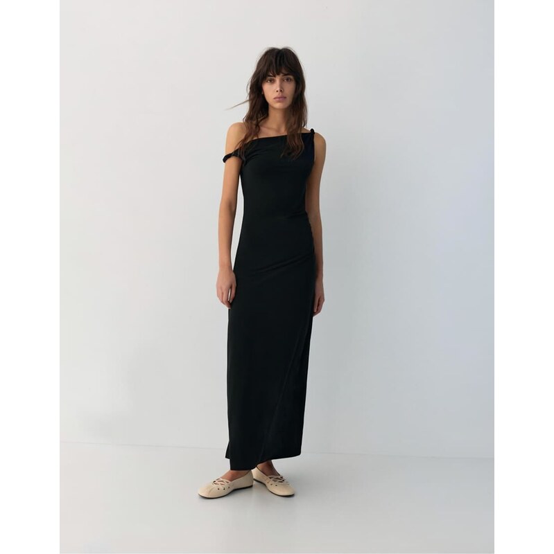 Pull&Bear Asymmetric midi dress in black 114790012