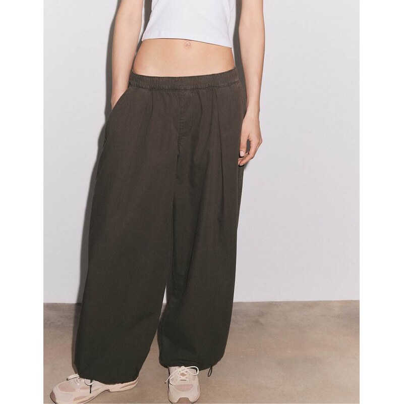 Stradivarius Barrel poplin trousers with stoppers in brown 114812026