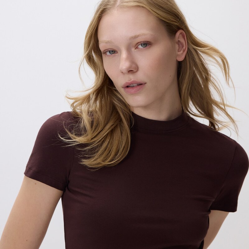 Reserved - Tričko slim fit - tmavě hnědá