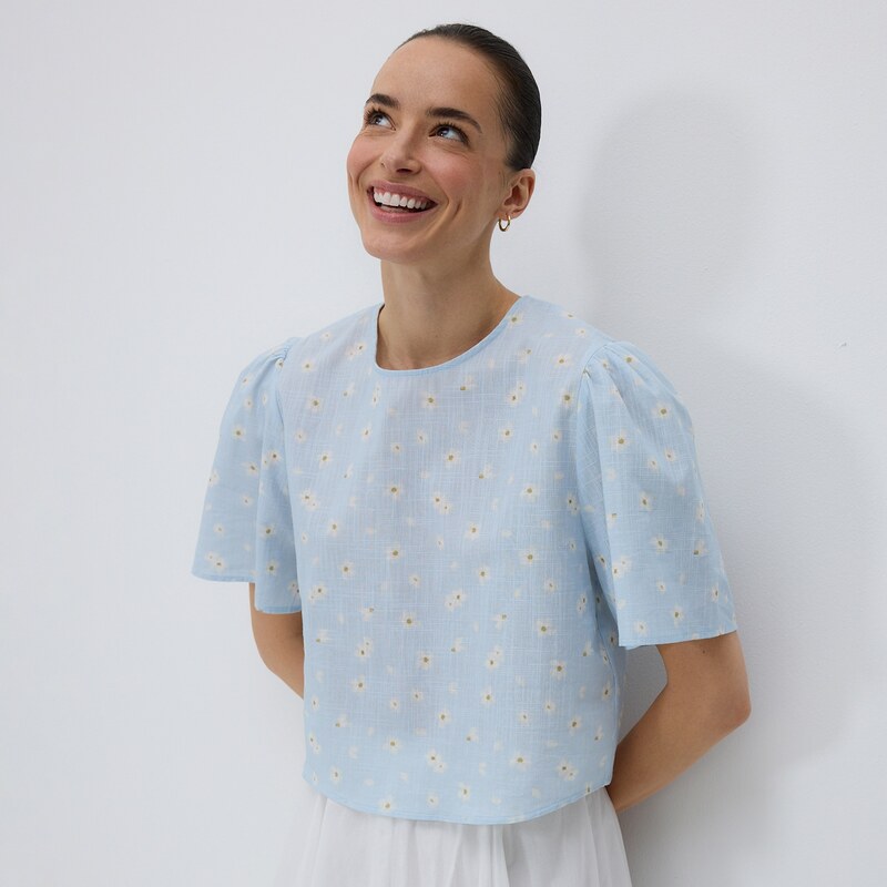 Reserved - Bavlněná halenka s květinovým potiskem - bleděmodrá