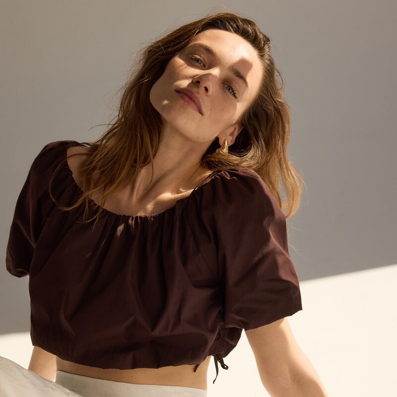 Reserved - Zkrácená nabíraná halenka - hnědá