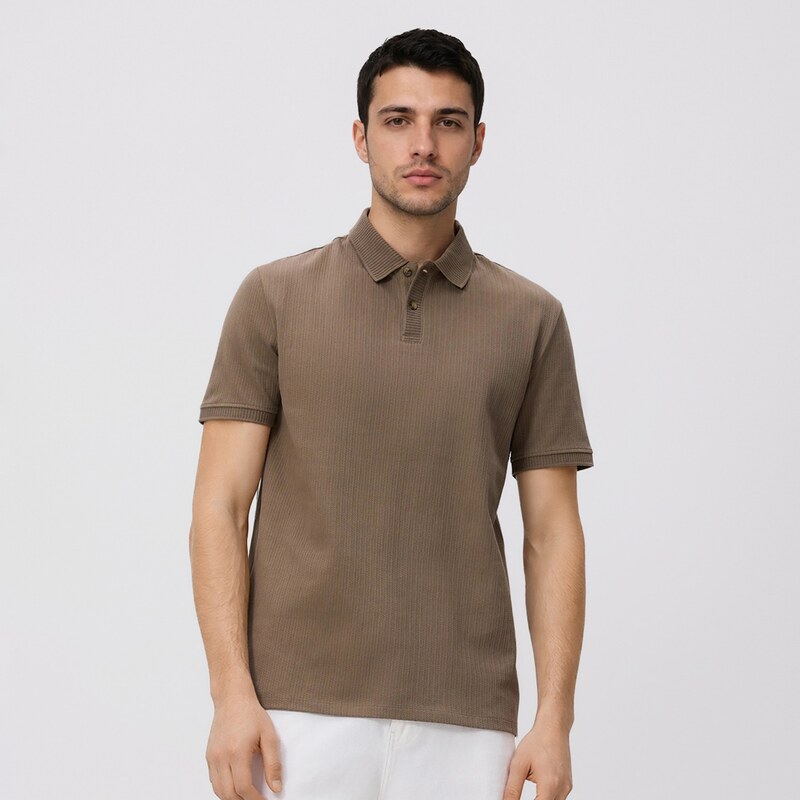 Reserved - Polo regular fit ze strukturovaného žerzeje - kávová